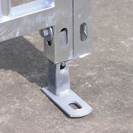Pied de scellement réglable pour chenil - Fixation solide