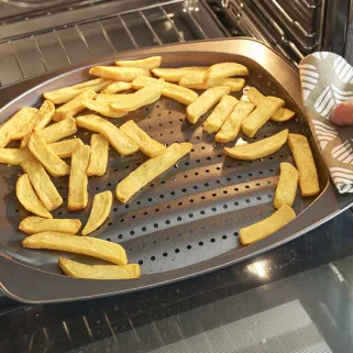 Plaque perforée pour cuisson parfaite au four