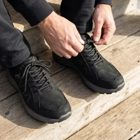 Chaussures basses Ayoka Dick noires en cuir imperméable