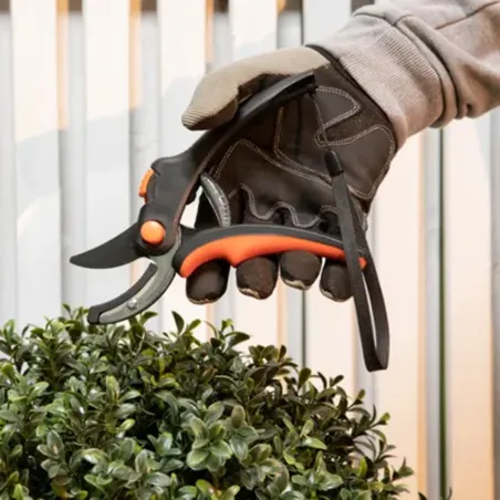 Sécateur Black&Decker 20cm - Précision et confort