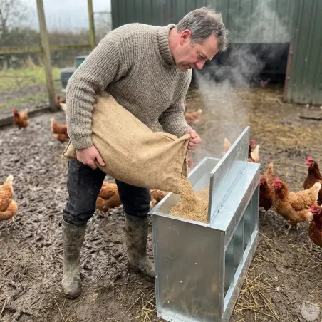 Mangeoire métal 4 cases 20 kg pour volailles 46x17x40 cm