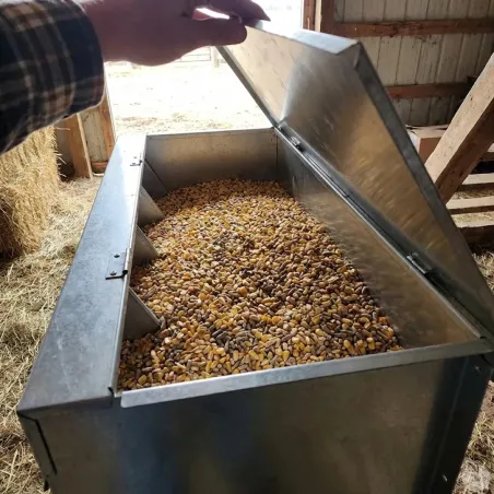 Mangeoire métal 4 cases 20 kg pour volailles 46x17x40 cm